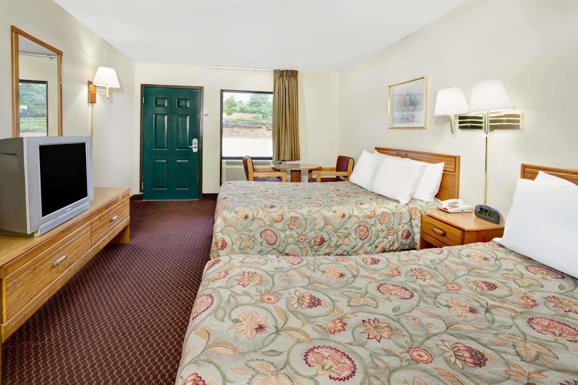 Hotel Super 8 By Wyndham Marietta/West/Atl Area Exterior foto